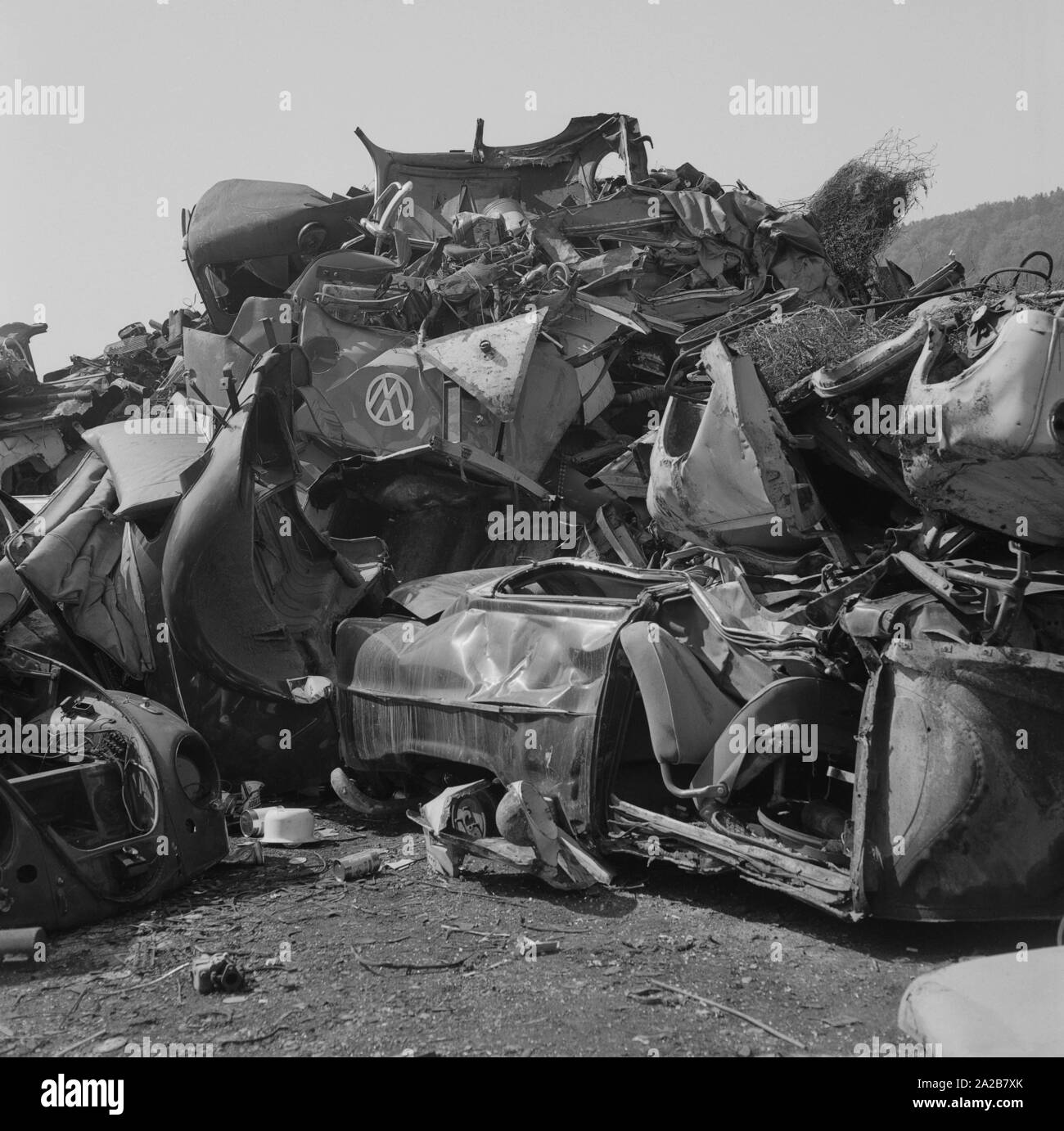 Auto rottamate su un junkyard. Qui possono essere riconosciuti i resti della VW T1 e VW Beetle corpi. Foto Stock