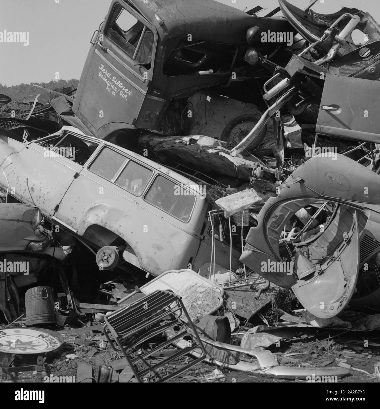 Auto rottamate su un junkyard. Qui è visibile la parte posteriore di un Maggiolino con cofano e cabina di un autocarro. Foto Stock