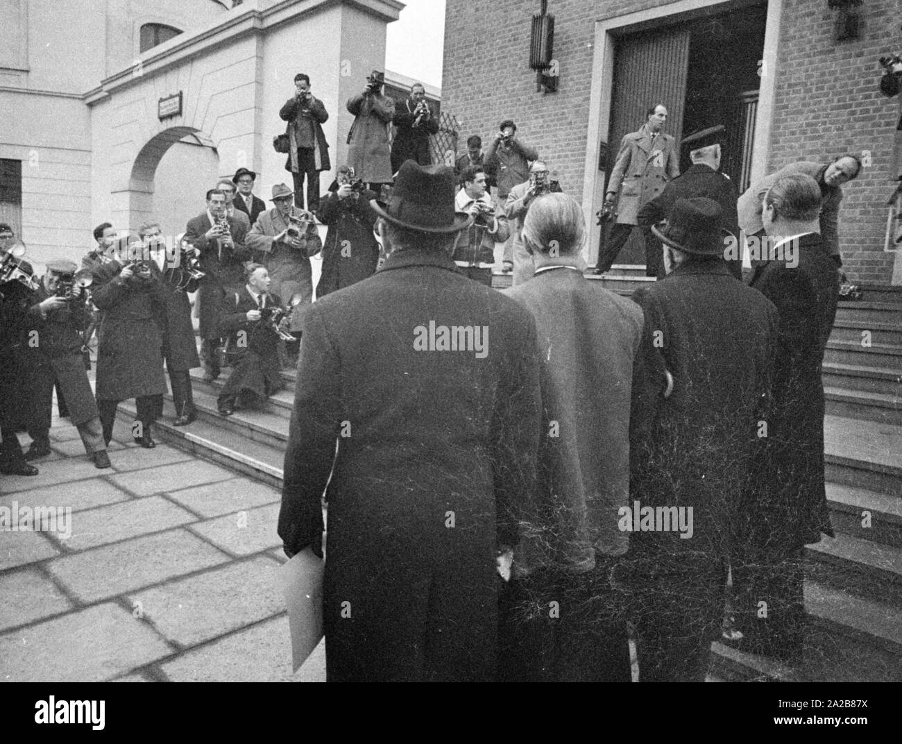 Reduci dalla organizzazione "Associazione di Ex-Servicemen Ebraica e le donne" (AJEX) organizzato un silentmarch da Marble Arch l'Ambasciata della Repubblica federale di Germania il 17 gennaio 1960, in segno di protesta contro la ricomparsa del nazismo in Europa. I singoli cittadini a partecipare, come pure altre organizzazioni della Seconda Guerra Mondiale. Una lettera di protesta è presentato all'Ambasciatore tedesco presso l' ambasciata. Qui: giornalisti sono sempre pronti a consegnare la lettera presso l' ambasciata della Repubblica federale di Germania. Foto Stock