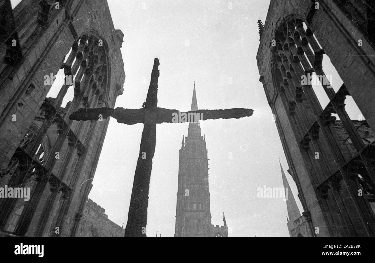 La carbonizzazione Croce di San Michele è la cattedrale di Coventry era costituita da travi di legno dopo la distruzione della cattedrale nella Seconda Guerra Mondiale. Foto Stock