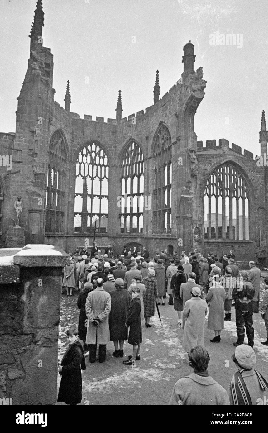 I credenti si sono riuniti in rovina di St Michael's Cathedral di Coventry, distrutto dai tedeschi durante la II Guerra Mondiale, a frequentare la posa della prima pietra del "Centro internazionale per la riconciliazione". Il vescovo tedesco Otto Dibelius viaggiato a Coventry per l'occasione di festa. Foto Stock