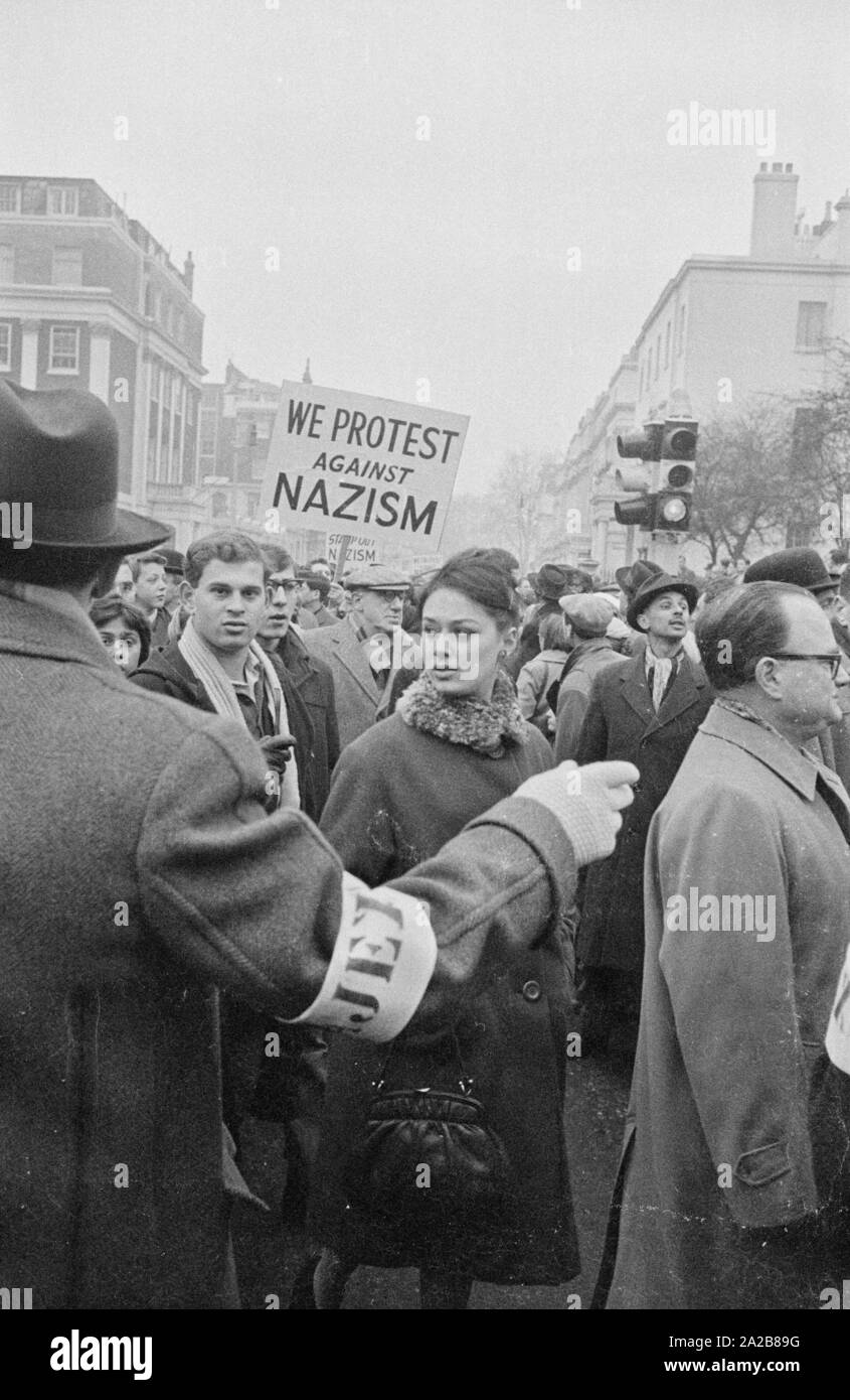 Reduci dalla organizzazione "Associazione di Ex-Servicemen Ebraica e le donne" (AJEX) organizzato un silentmarch da Marble Arch l'Ambasciata della Repubblica federale di Germania il 17 gennaio 1960, in segno di protesta contro la ricomparsa del nazismo in Europa. I singoli cittadini a partecipare, come pure altre organizzazioni della Seconda Guerra Mondiale. Una lettera di protesta è presentato all'Ambasciatore tedesco presso l' ambasciata. Qui: dimostranti tenere cartelli con la scritta 'protestiamo contro il nazismo'. Foto Stock