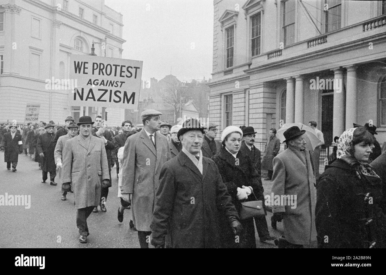 Reduci dalla organizzazione "Associazione di Ex-Servicemen Ebraica e le donne" (AJEX) organizzato un silentmarch da Marble Arch l'Ambasciata della Repubblica federale di Germania il 17 gennaio 1960, in segno di protesta contro la ricomparsa del nazismo in Europa. I singoli cittadini a partecipare, come pure altre organizzazioni della Seconda Guerra Mondiale. Una lettera di protesta è presentato all'Ambasciatore tedesco presso l' ambasciata. Qui: manifestanti con segni "Noi protestiamo contro il nazismo'. Foto Stock