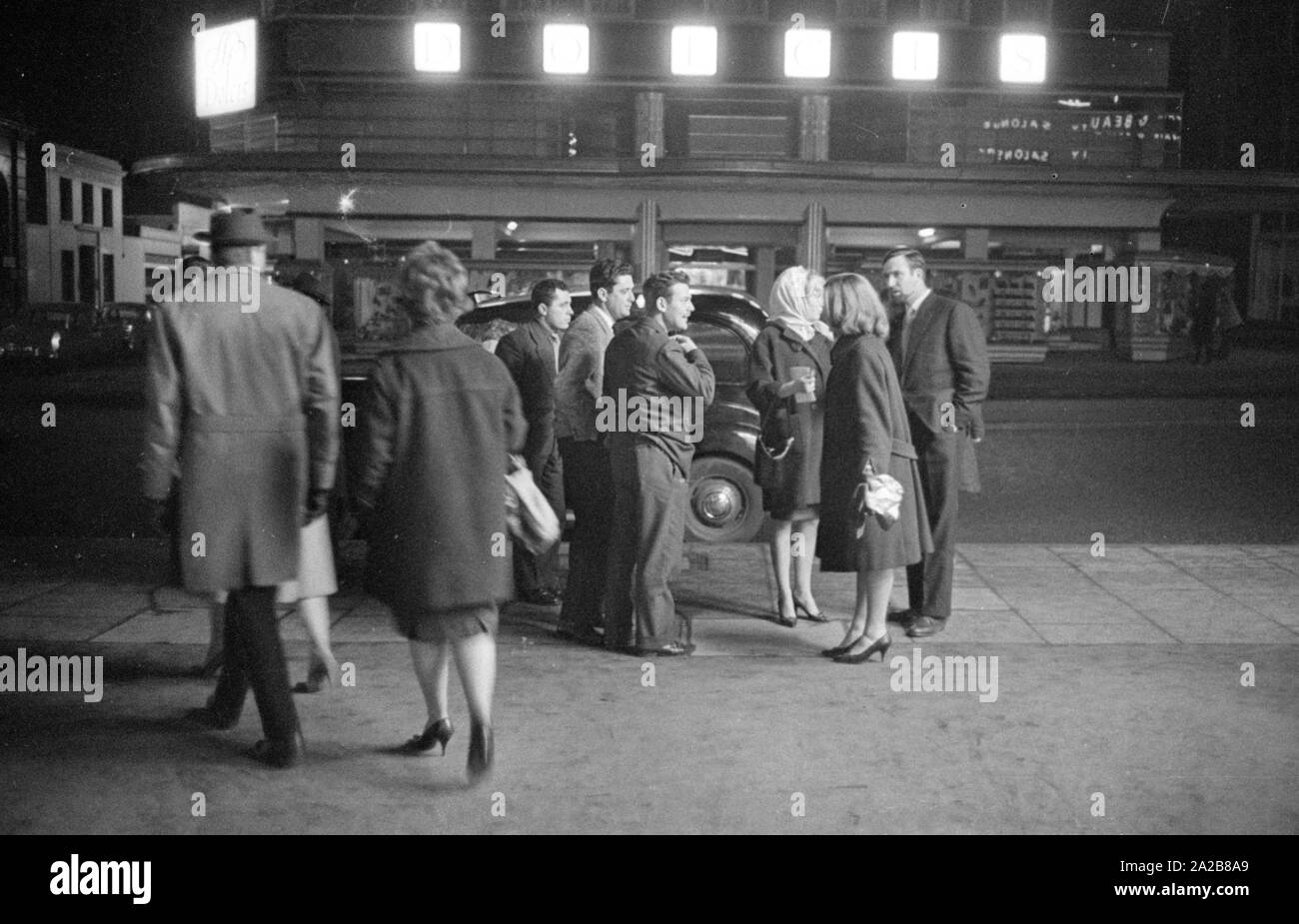 Gli uomini e le donne su una notte fuori Londra. Foto Stock