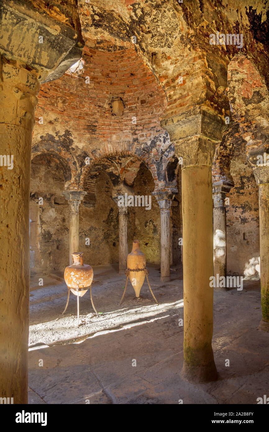 PALMA DE MALLORCA, Spagna - 27 gennaio 2019: il piccolo capanno medievale - Banos Arabes con la tipicamente archi. Foto Stock