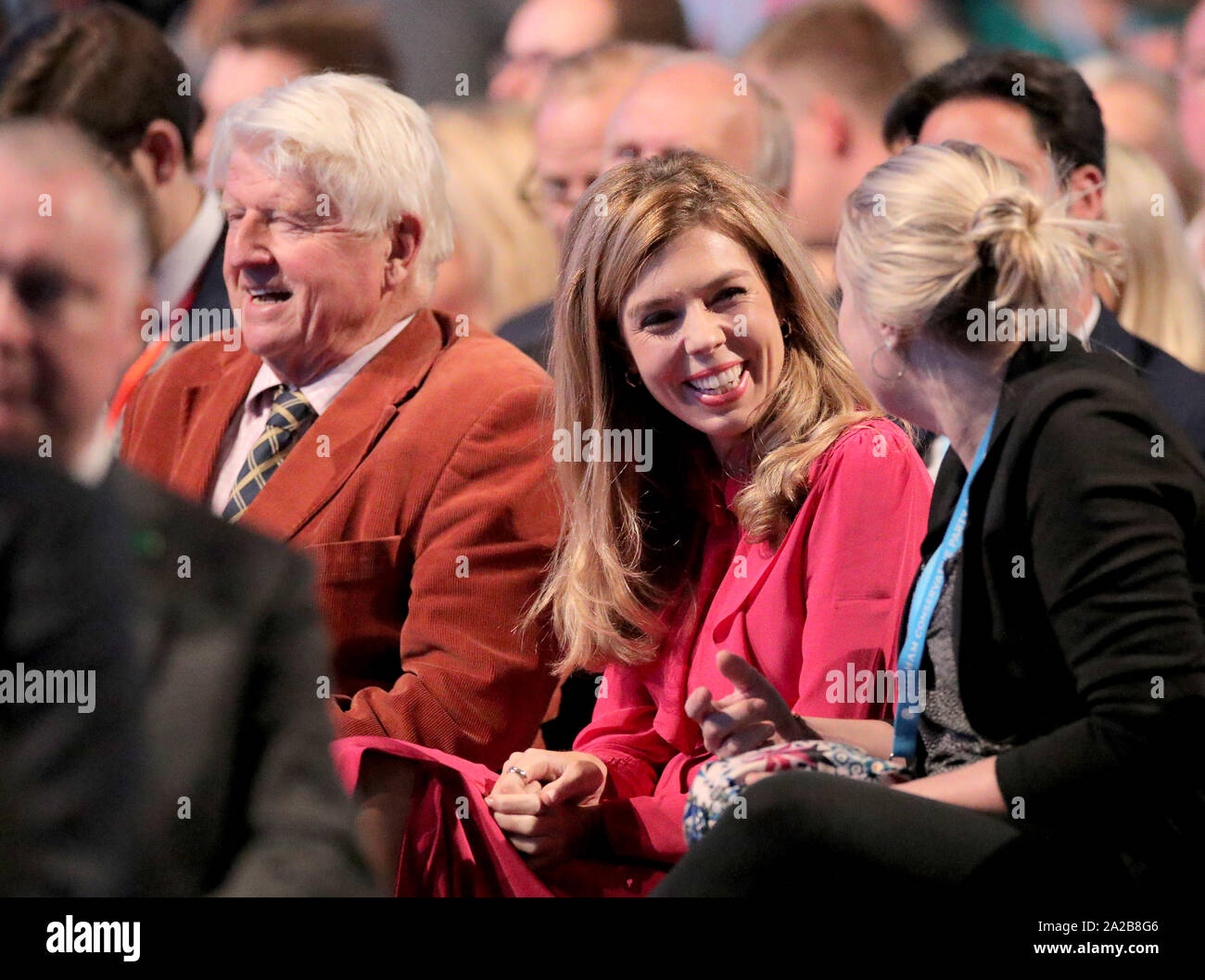 Carrie Symonds siede accanto a Stanley Johnson, il padre del Primo Ministro Boris Johnson, precedendo il suo intervento durante il congresso del partito conservatore al Manchester Convention Center. Foto Stock