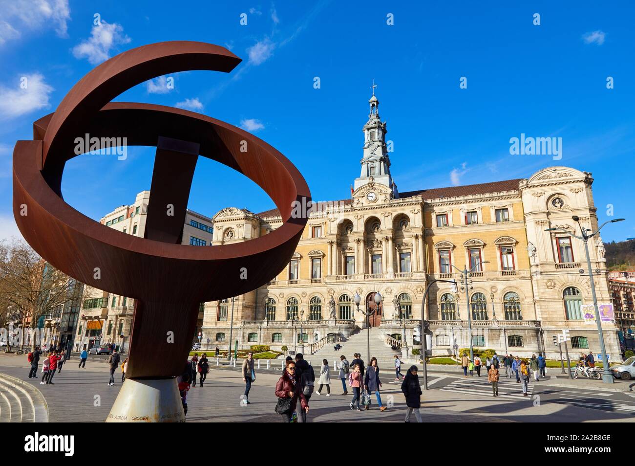 '''Variante ovoide de la desocupación de la esfera'', la scultura di Jorge Oteiza, Municipio di Bilbao, Bizkaia, Paesi Baschi, Spagna, Europa Foto Stock