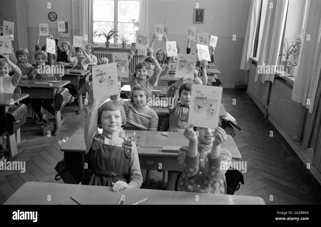 Gli studenti della scuola elementare presente i loro disegni colorati. Il disegno mostra i bambini che si è avvicinato da un uomo, un potenziale rapitore.La foto è stata presa come parte di un test sulla sottrazione di minori del Kriminalpolizei Augsburg. Foto Stock
