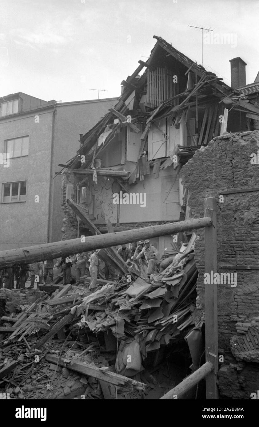 Aiutanti cerca le rovine di una casa crollata a Augsburg. Foto Stock