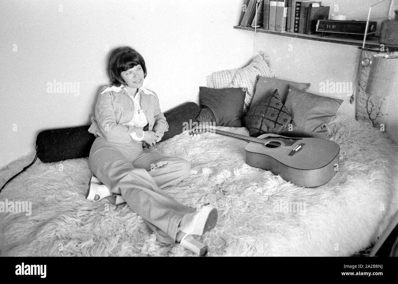 Un cantante a una sessione di foto nel suo appartamento. Foto Stock