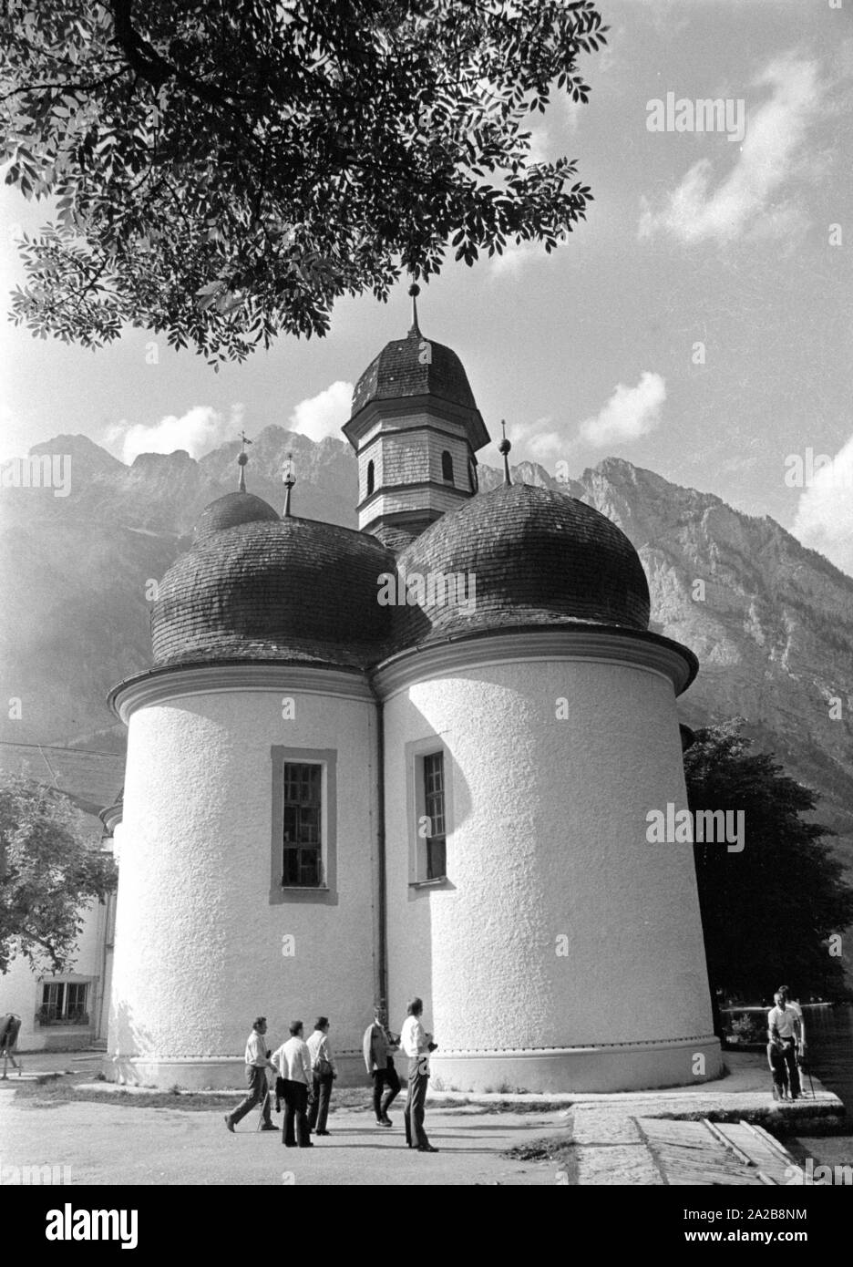 Un pellegrinaggio alla chiesa di San Bartolomeo sulla riva del lago Koenigssee sulla penisola di Hirschau. Foto Stock