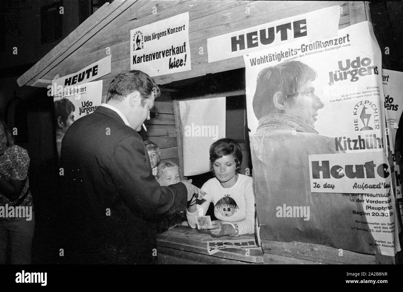 Il cantante Udo Juergens dà un concerto a Kitzbuehel in favore dell'Kitzbuehler asilo. Al box office siede l'attrice e cantante Uschi Glas. Foto Stock