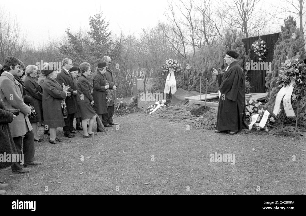 Una sepoltura avvenga in un cimitero di Monaco di Baviera (?). Foto Stock