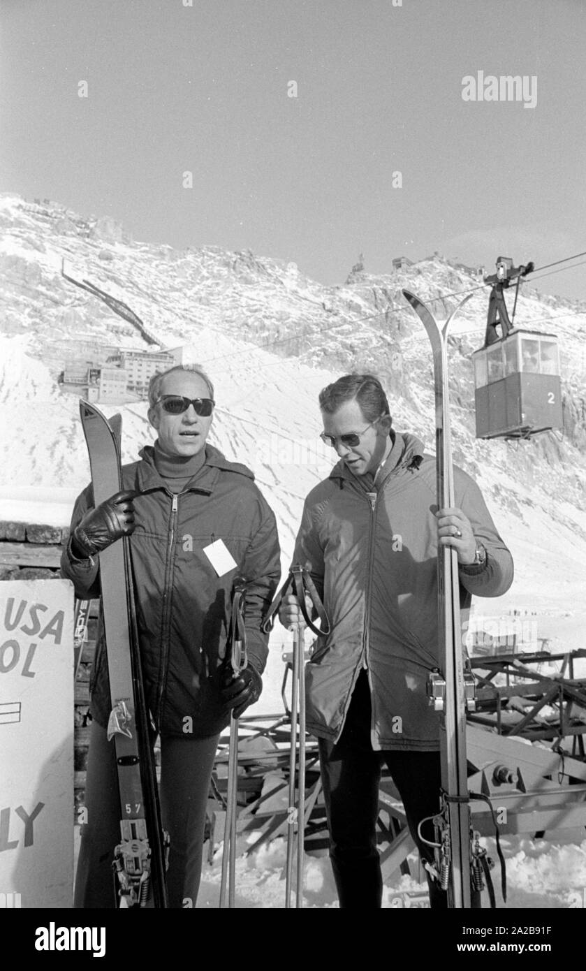 Gli astronauti della la missione Apollo 15 durante lo sci durante la loro visita alla Zugspitze come parte della loro buona volontà Tour. Nella foto Alfred Worden (l.), pilota del modulo di comando e David Scott (r), il comandante della missione. Foto Stock