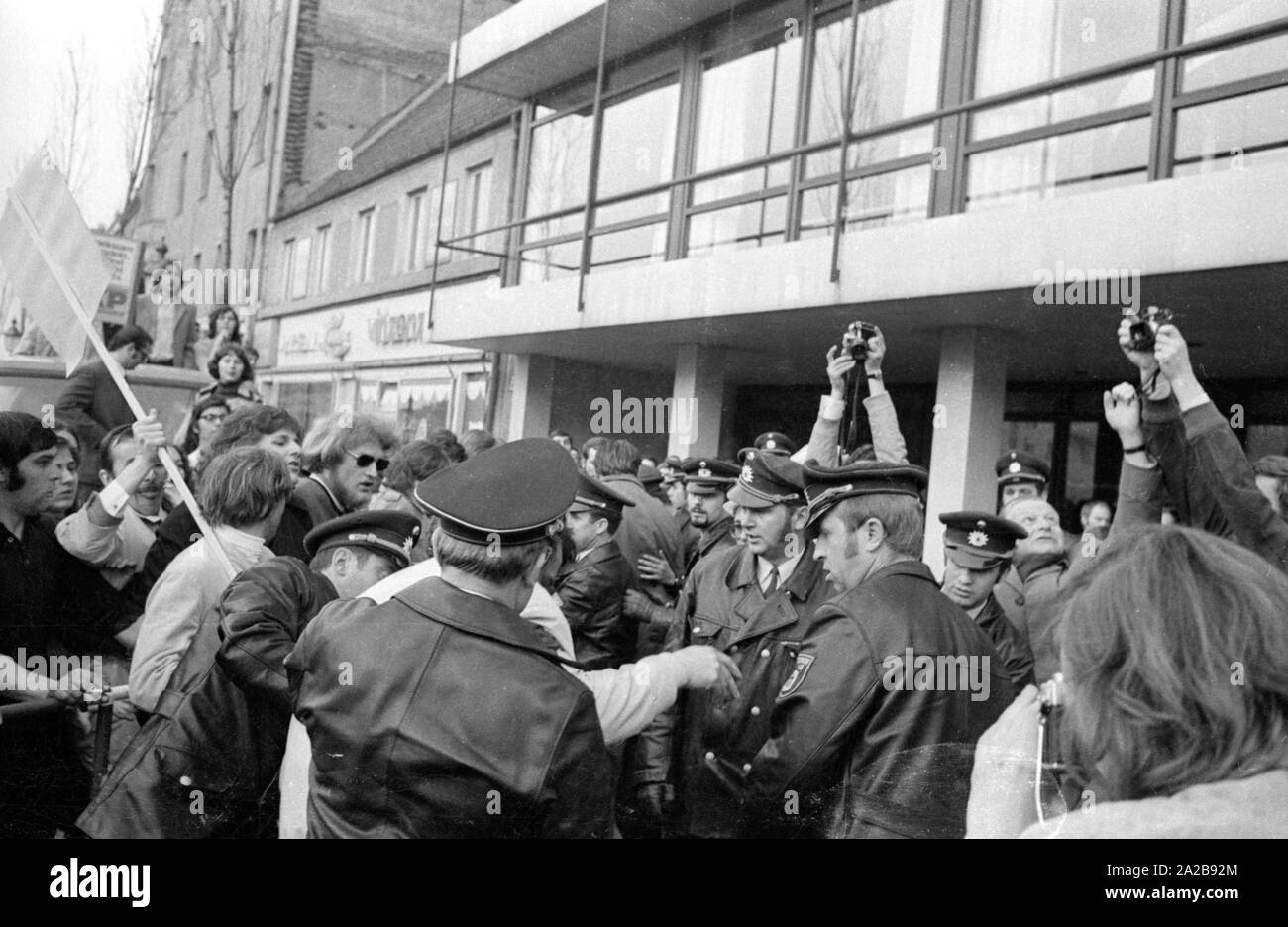 Il 03.04.1971 il partito neonazista "Popolo tedesco dell' Unione (oggi NPD) ha organizzato la sua prima messa nel rally Schwabinger Braeu a Monaco di Baviera, sotto la direzione della casa editrice Gerhard Frey. Vi è stata una protesta rally con leader politici, un contatore-dimostrazione e blocco dell'edificio. Nella foto: La polizia procedere violentemente contro i dimostranti. Foto Stock