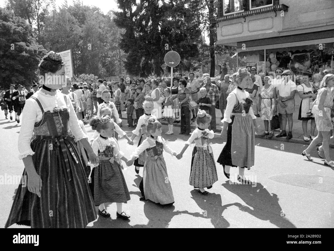 Le donne e le ragazze in costume tradizionale in una sfilata in costume in Alta Baviera. Foto Stock
