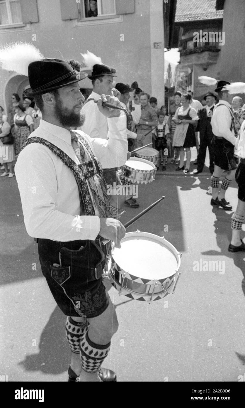 I percussionisti di una banda di ottoni in una sfilata in costume in Alta Baviera. Foto Stock