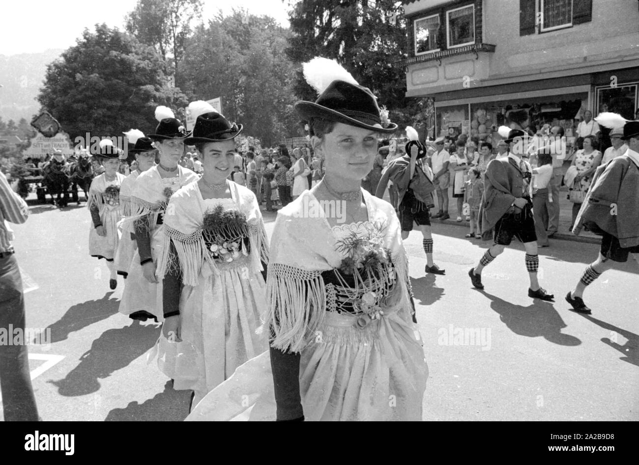 Giovani uomini e donne in costume di un tradizionale sfilata in costume in Alta Baviera. Foto Stock