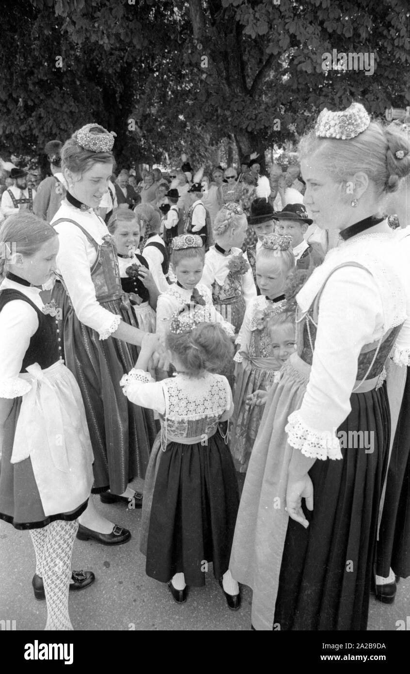 Le donne e le ragazze in costume tradizionale in una sfilata in costume in Alta Baviera. Foto Stock