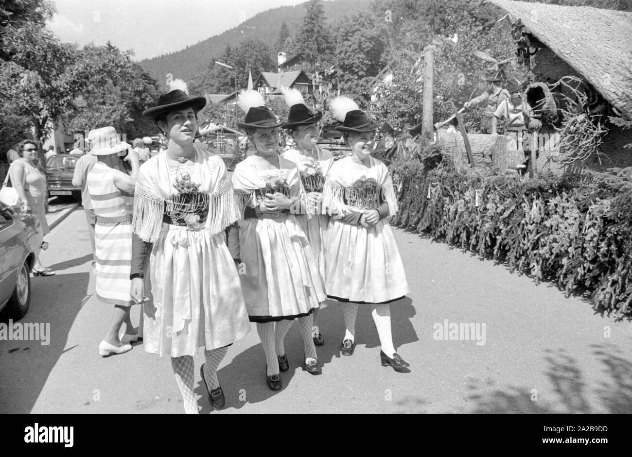 Giovani donne in costume di un tradizionale sfilata in costume in Alta Baviera. Foto Stock