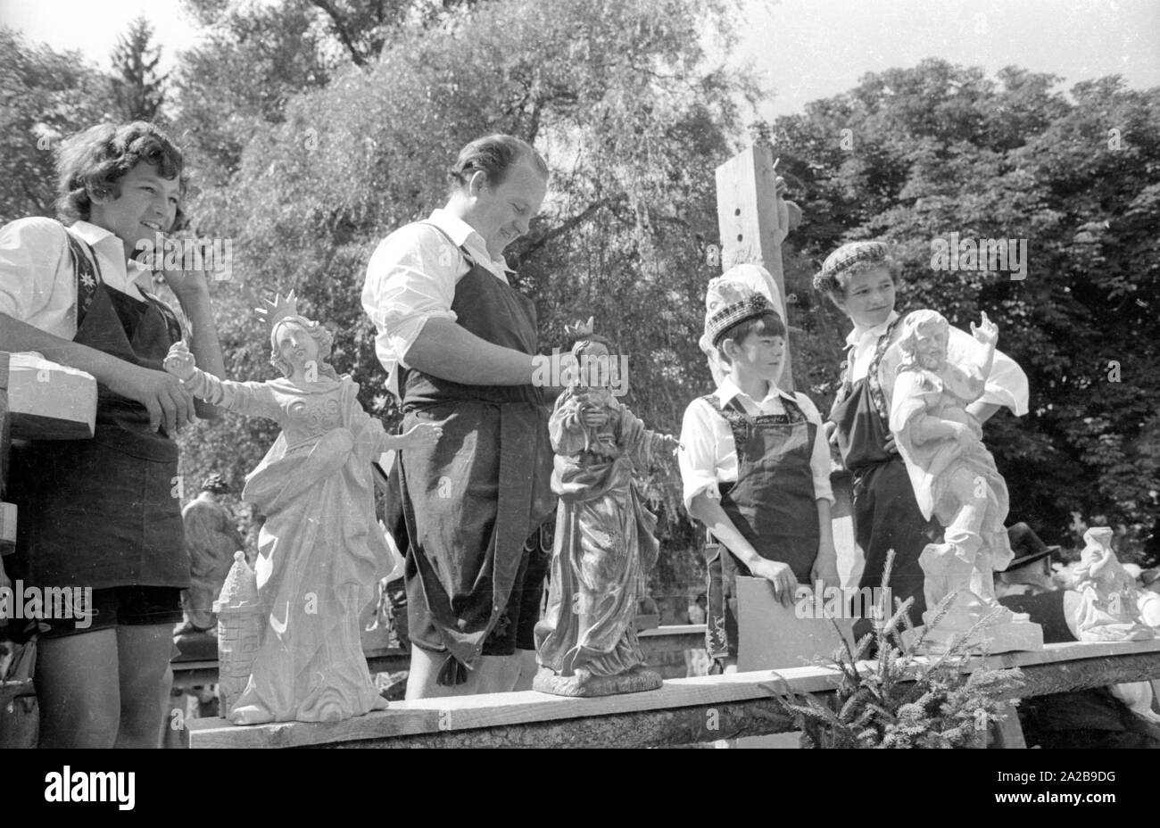 Una vettura con intaglio del legno in un tradizionale sfilata in costume in Alta Baviera. Foto Stock