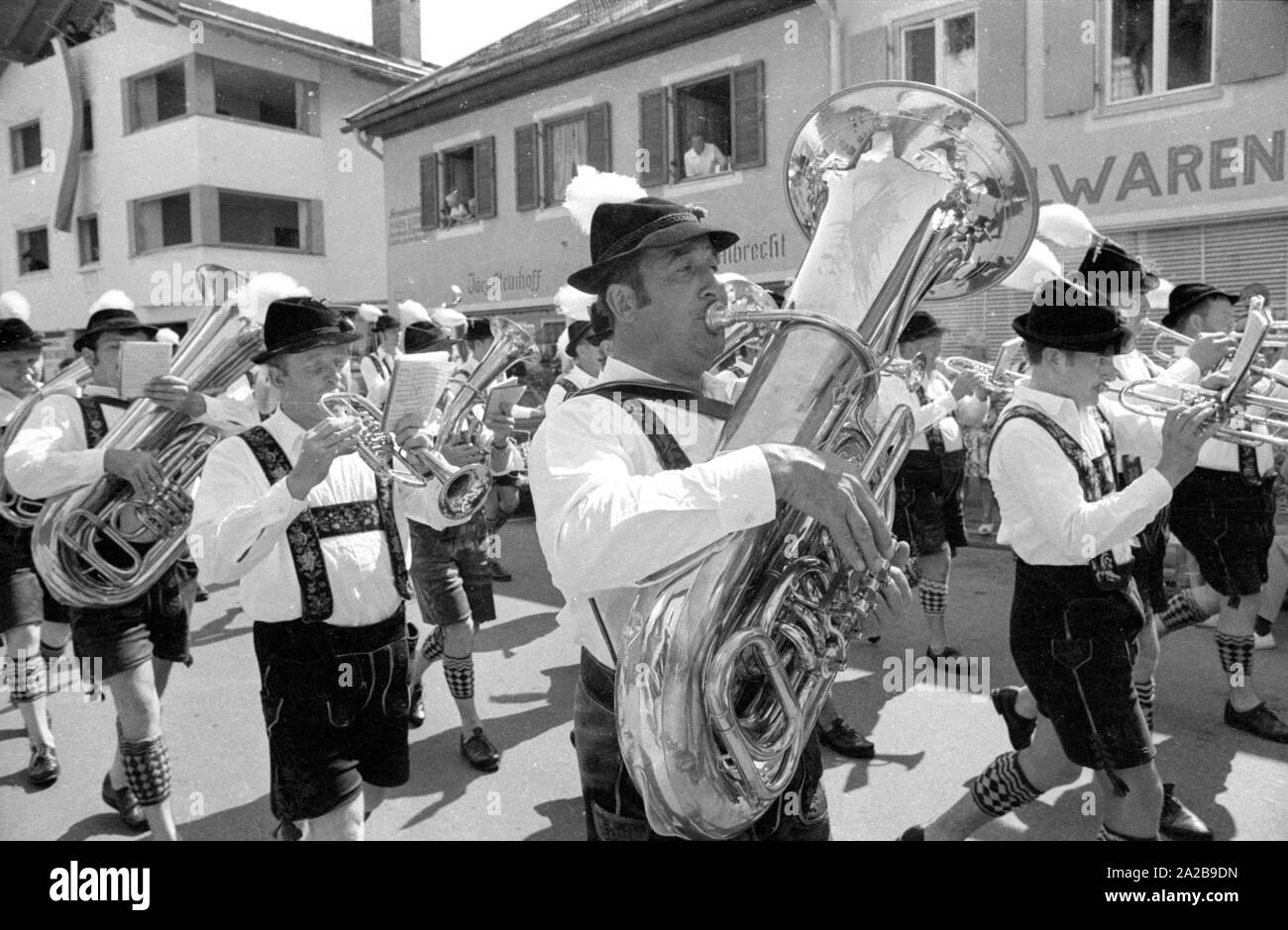 Banda di ottoni presso la tradizionale sfilata in costume in Alta Baviera. Foto Stock