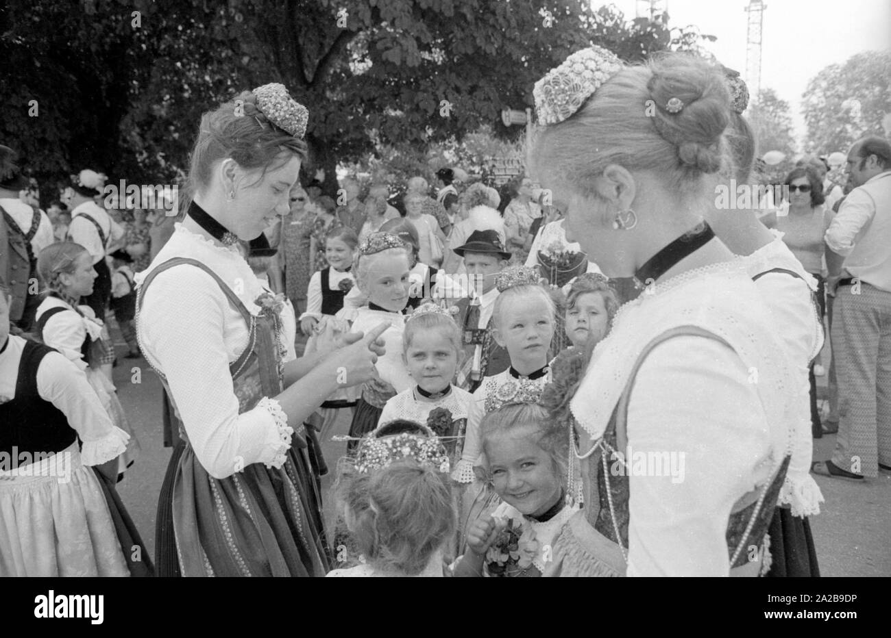 Le donne e le ragazze in costume tradizionale in una sfilata in costume in Alta Baviera. Foto Stock Le donne e le ragazze in costume tradizionale in una sfilata in costume in Alta Baviera. Foto Stock