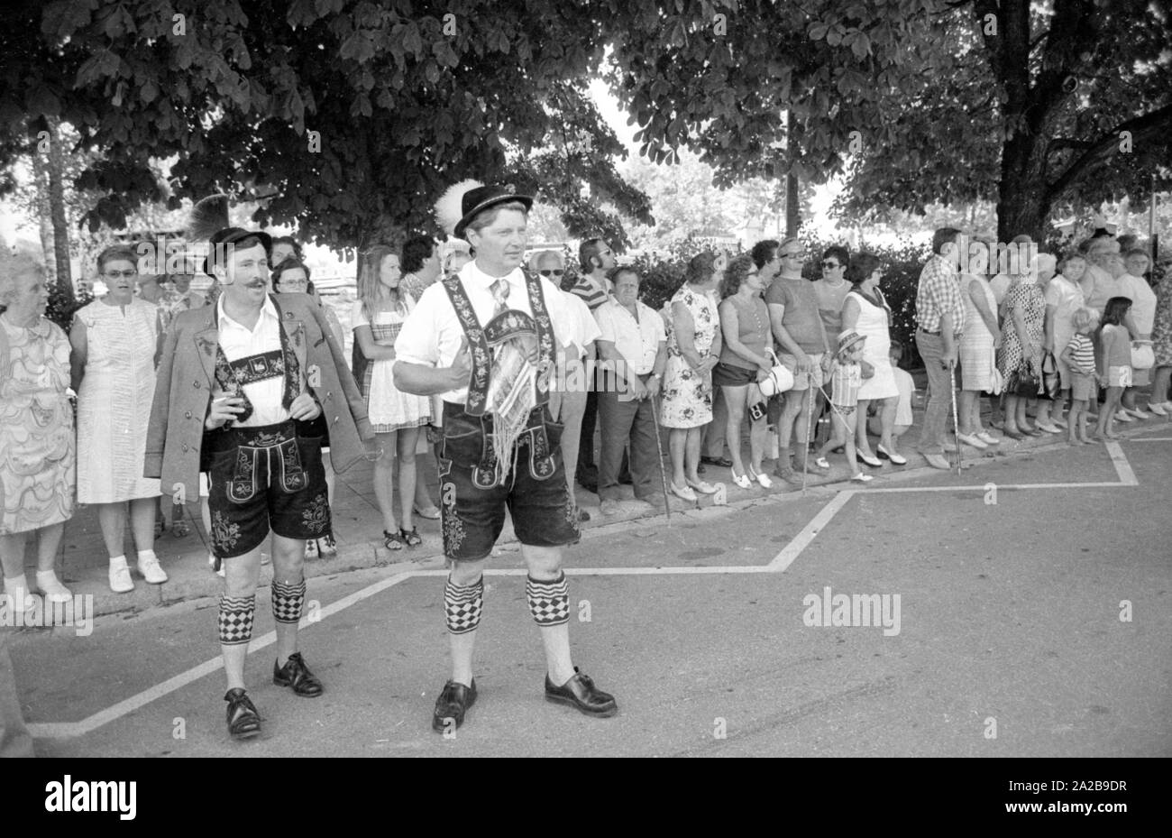 Uomini in costume di un tradizionale sfilata in costume in Alta Baviera. Foto Stock