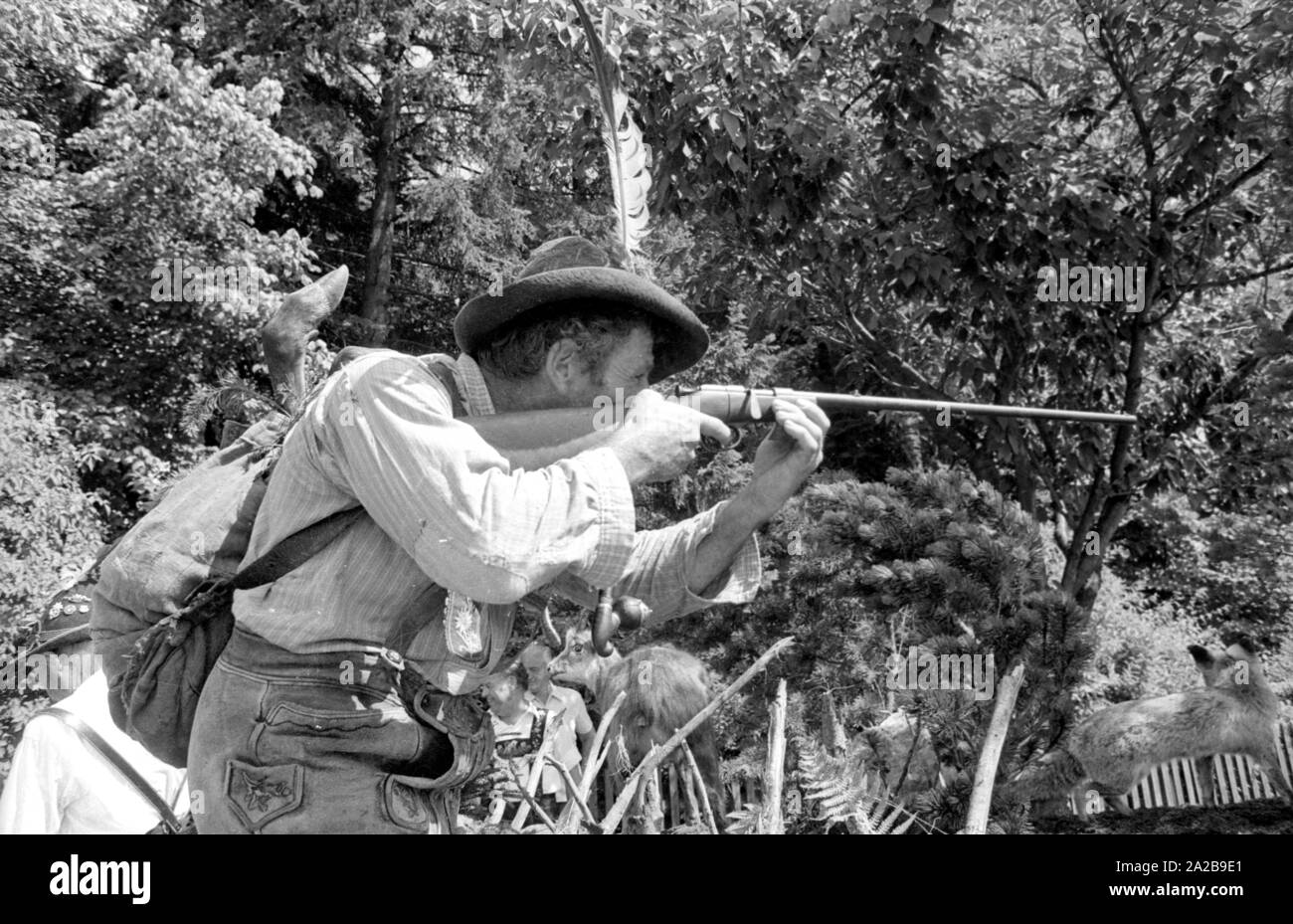 Un Gebirgsschuetze (montagna rifleman) ad un tradizionale sfilata in costume in Alta Baviera. Foto Stock