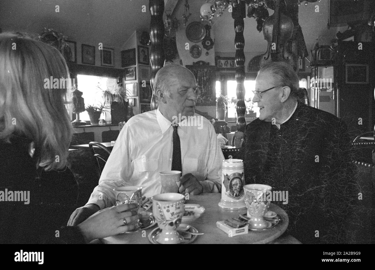 L'attore folk Beppo Brehm bevande insieme con la città di pastore nella Turmstueberl del Valentin-Karlstadt-Musaeum a Monaco di Baviera. Foto Stock