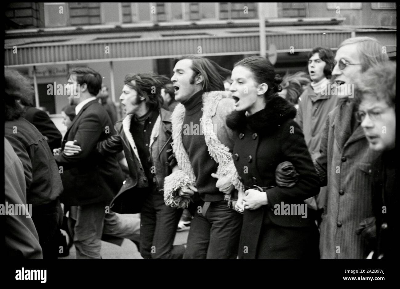 Germania. Francoforte. 1. Febbraio 1969. Claudia Littmann - figlia del capo della polizia - Mobilitazione contro lo stato di emergenza in Spagna con il Lederjacken-Fraktion Copyright: Max Scheler/SZ foto. Foto Stock