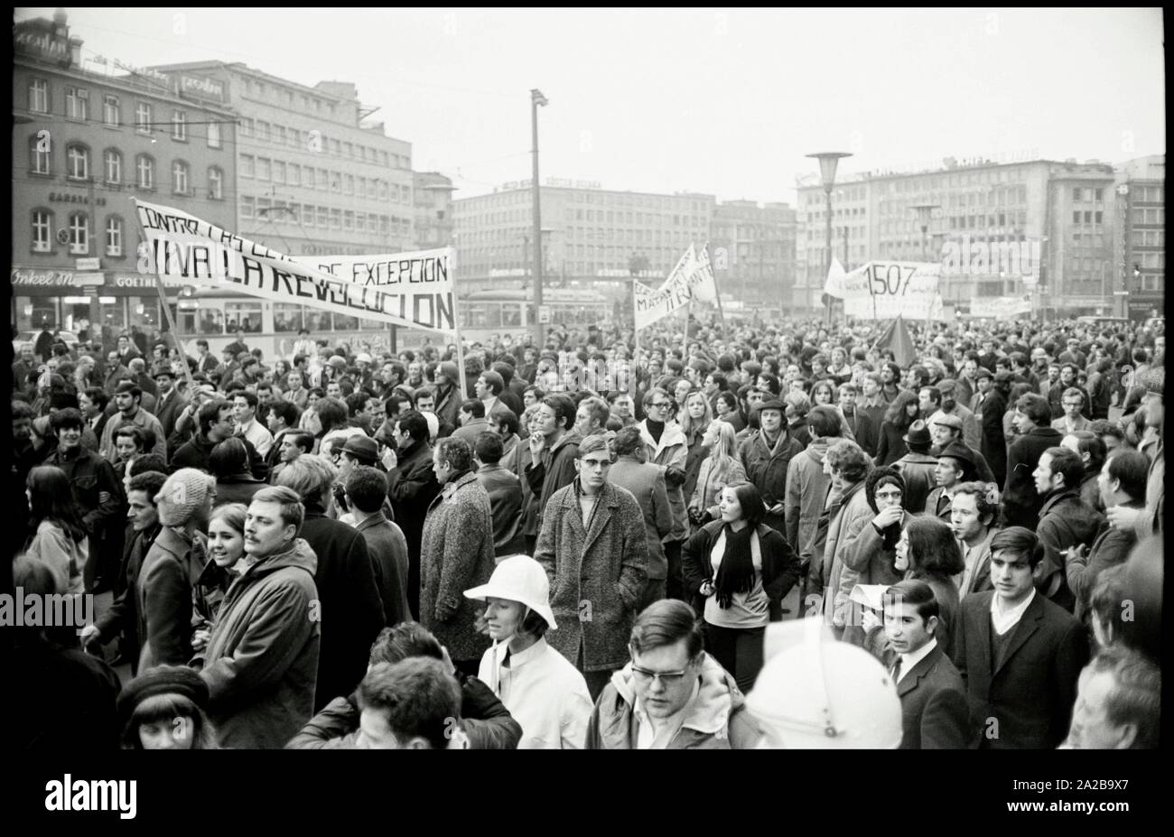 Germania. Francoforte. 1.febbraio 1969. Circa 1000 studenti dell'Università di Francoforte mobilitazione contro lo stato di emergenza in Spagna. Avviso di Copyright: Max Scheler/SZ foto. Foto Stock