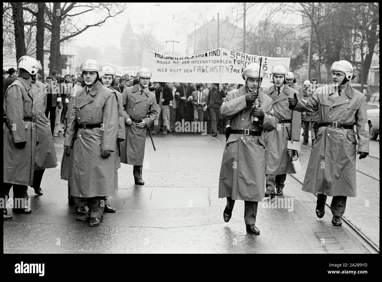 Germania. Francoforte. 1.febbraio 1969. Circa 1000 studenti dell'Università di Francoforte mobilitazione contro lo stato di emergenza in Spagna. Avviso di Copyright: Max Scheler/SZ foto. Foto Stock