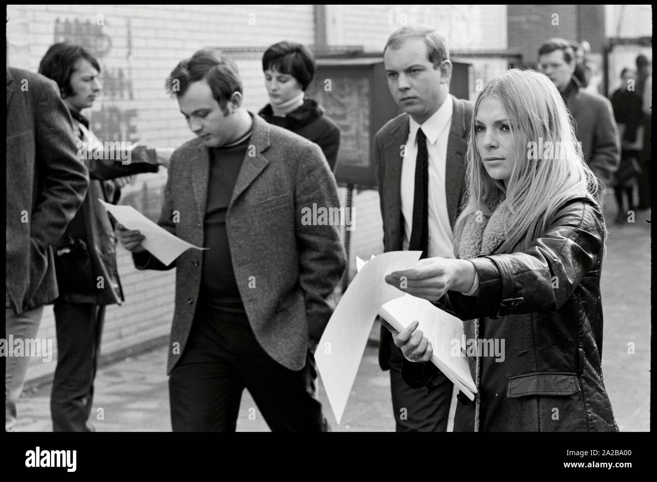Germania. Francoforte. 28. Gennaio 1969.Annette Bauer verteilt das Flugblatt Ohrfeigt Kiesinger des SDS auf dem Campus Annette Bauer distribuendo volantini SDS sul campus. M-GE-FRA-093 Copyright: Max Scheler/SZ foto. Avviso di Copyright: Max Scheler/SZ foto. Foto Stock