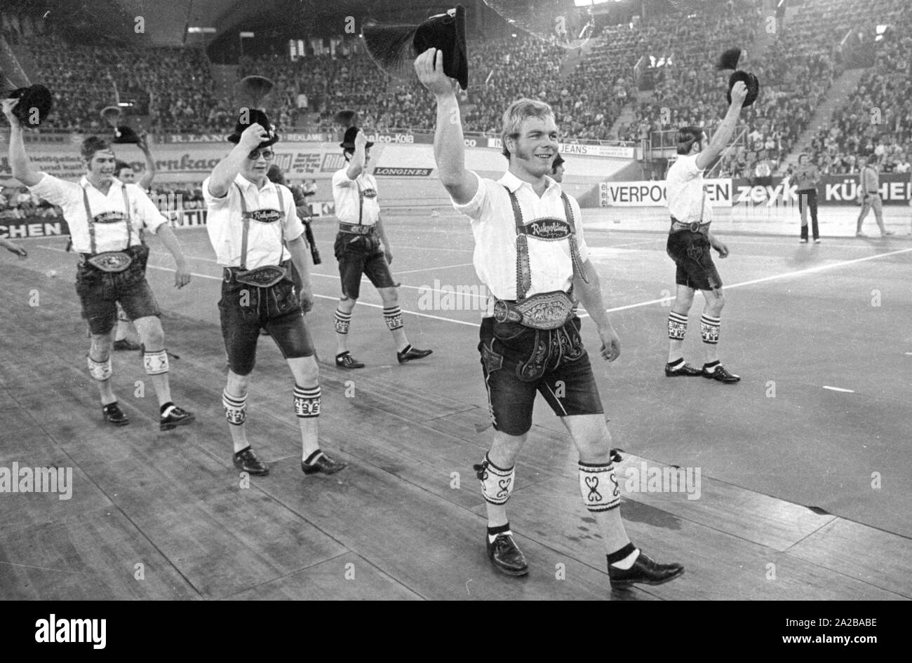 Le prestazioni dei costumi tradizionali della società 'D'Miesenbacher Ruhpolding' all'Sportpressefest a Monaco di Baviera. Foto Stock