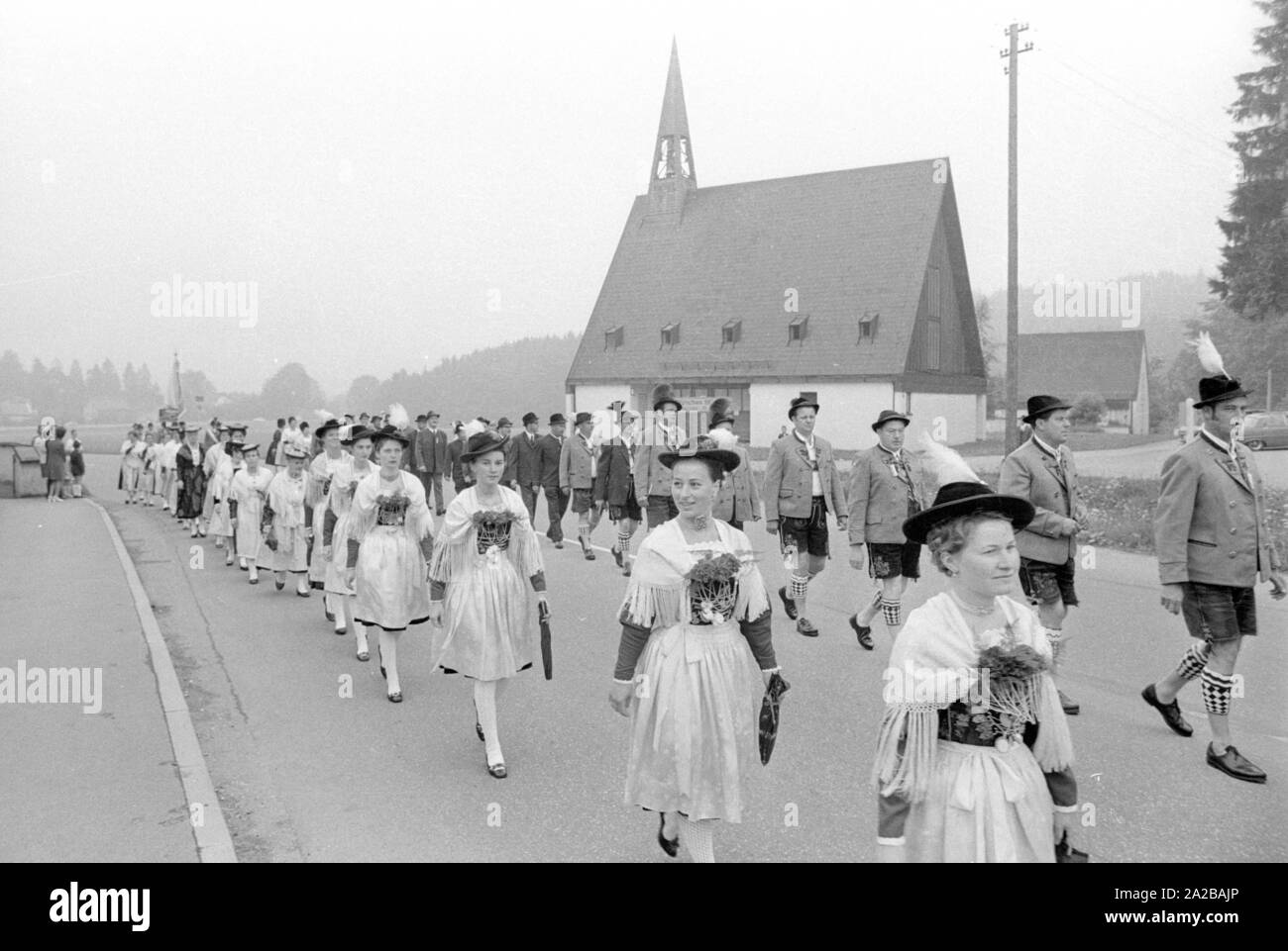 Le donne e gli uomini in una sfilata in costume in Baviera. Foto Stock