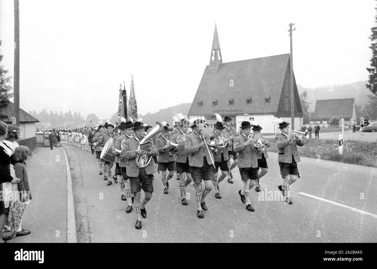 Marching Band a un tradizionale sfilata in costume in una città termale bavarese. Foto Stock