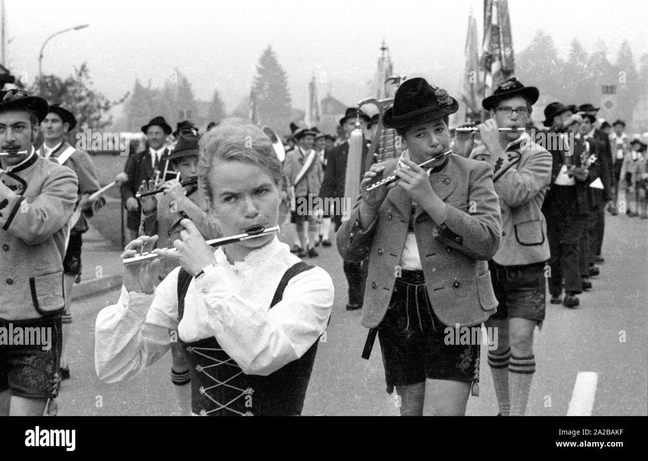 Marching Band a un tradizionale sfilata in costume in una città termale bavarese. Foto Stock