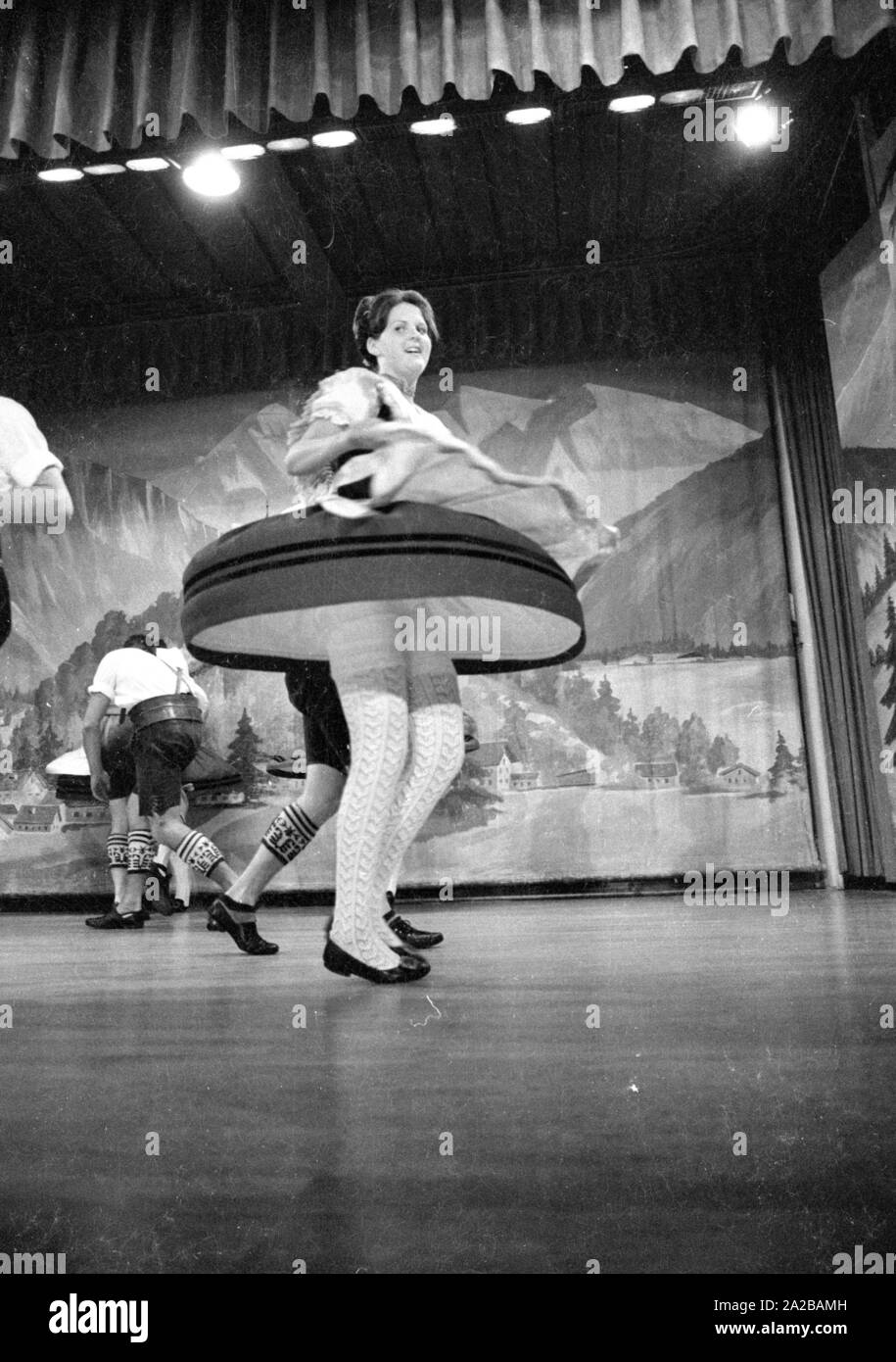 Un ballerino in costume tradizionale con battenti mantello durante una performance dei bavaresi tradizionali danze folk in una città termale in Baviera. Foto Stock
