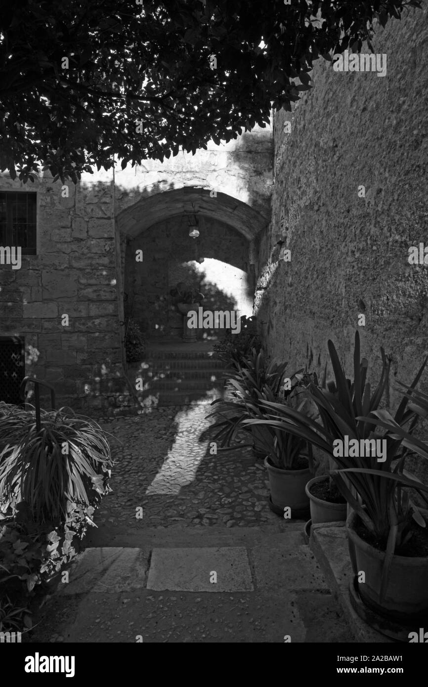 PALMA DE MALLORCA, Spagna - 27 gennaio 2019: La piccola medievale patio esterno di Banos Arabes della cattedrale. Foto Stock
