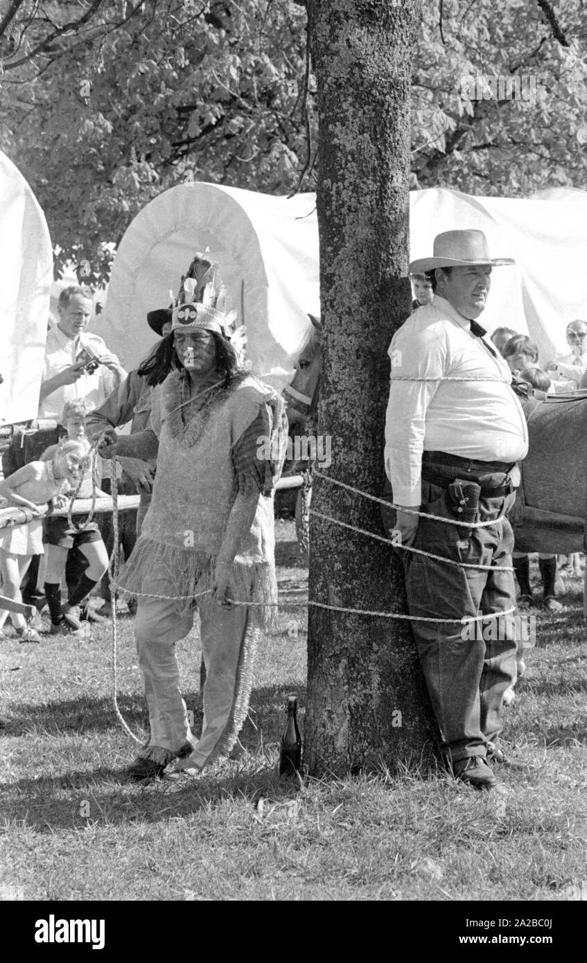 Vacanze avventura con carro coperto in Alta Franconia con cowboy e Indiani giochi. Foto Stock