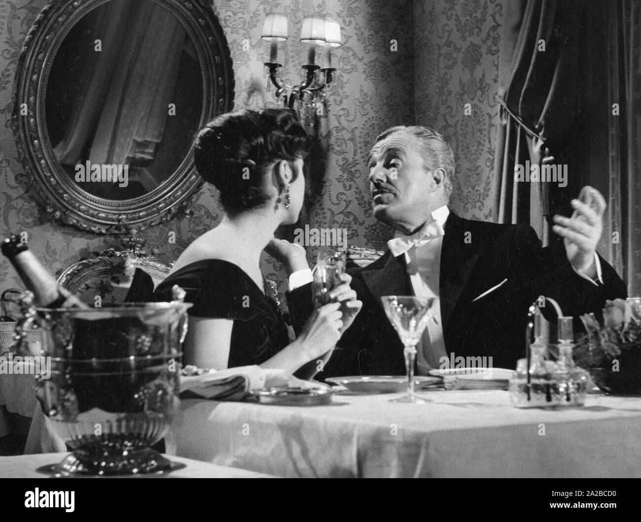 Il regista italiano e attore Vittorio De Sica con l'attrice Caterina Valente in "Casino de Paris" (1957). Avviso di Copyright: Max Scheler / SZ foto. Foto Stock