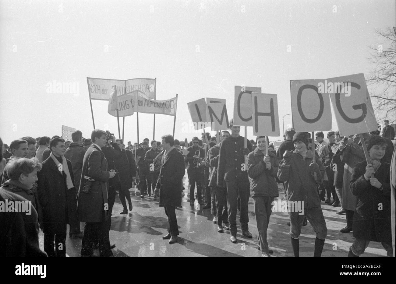 La protesta contro la band britannica "The Beatles' in Salzburg. Gli studenti protestano con musica di ottone e banner a leggere 'Hoch der Eunuchenchor', 'Supporto per Lo Zoo alpino' e 'Beatles vai a casa". Foto Stock