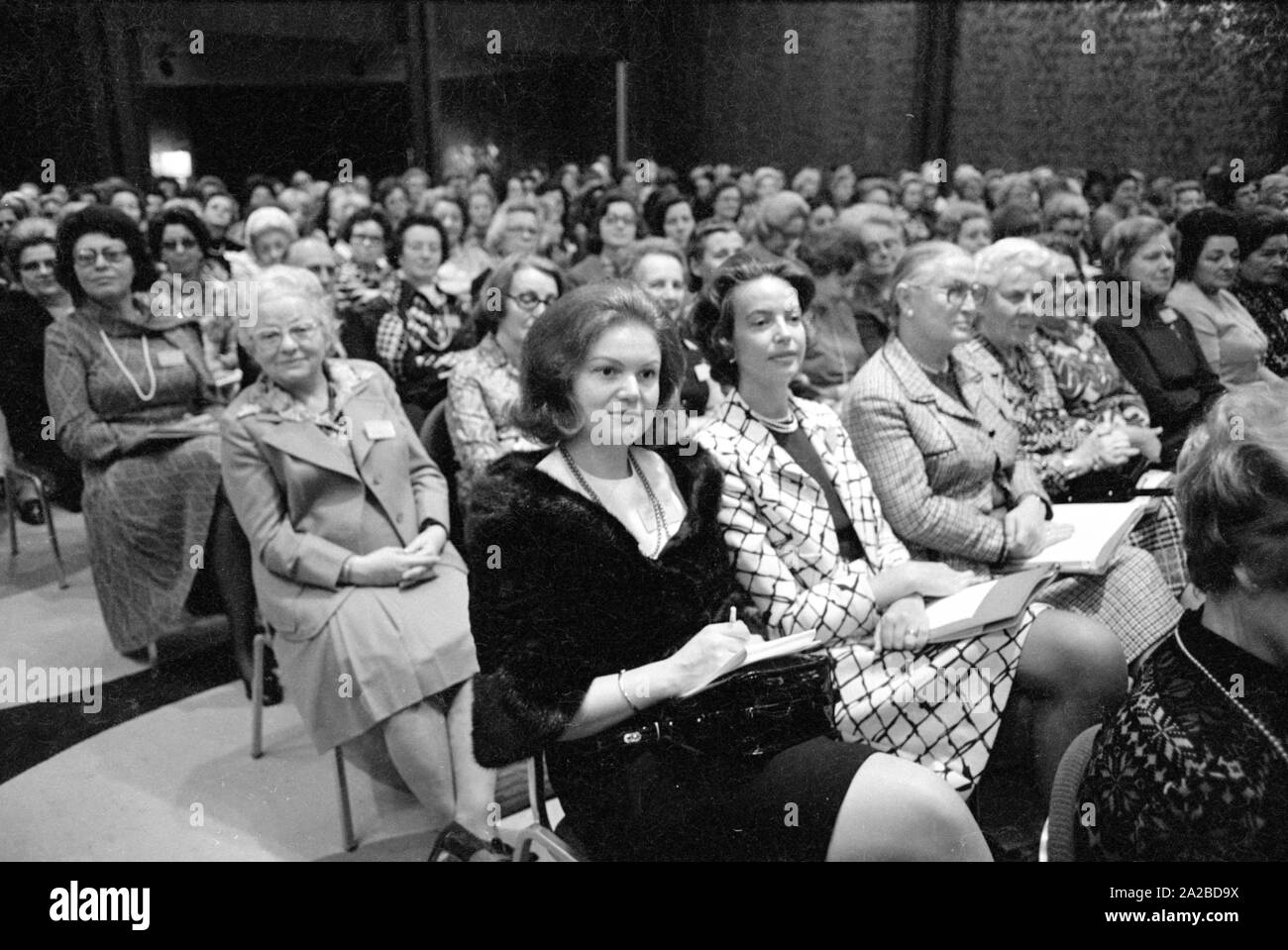 Celebrazione in occasione del ventesimo anniversario della "Associazione di donne imprenditrici'. In udienza solo le donne sembrano essere seduti. Foto Stock Celebrazione in occasione del ventesimo anniversario della "Associazione di donne imprenditrici'. In udienza solo le donne sembrano essere seduti. Foto Stock