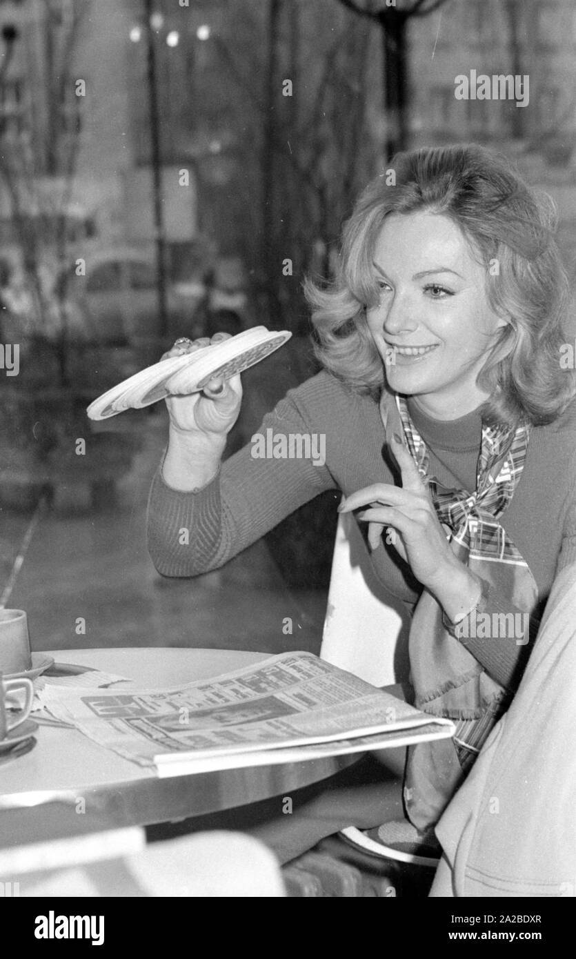 Storia fotografica di Monaco di Baviera con l'attrice austriaca Maria Perschy, qui in una pizzeria. Foto Stock Storia fotografica di Monaco di Baviera con l'attrice austriaca Maria Perschy, qui in una pizzeria. Foto Stock