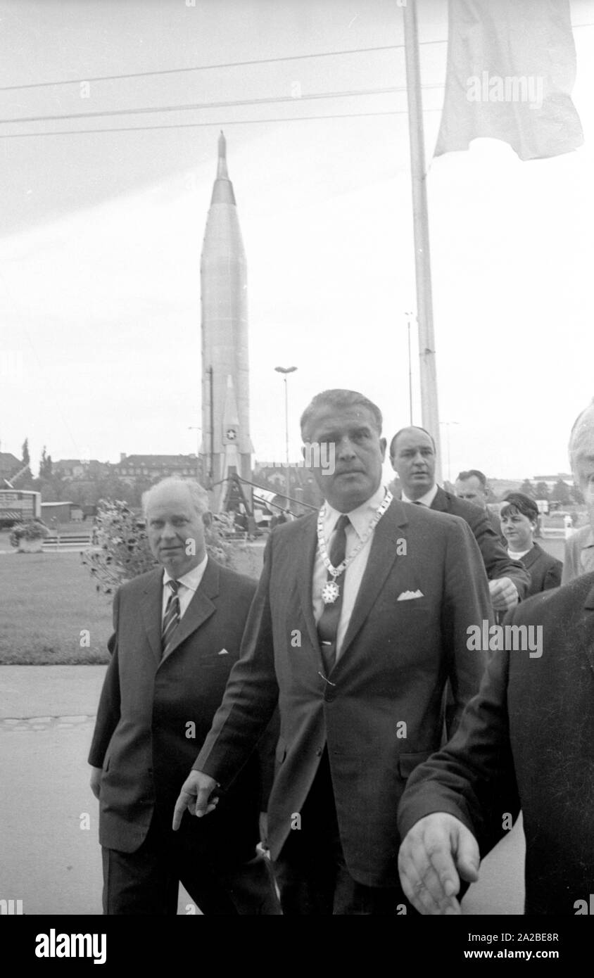 L'ingegnere Wernher von Braun (secondo da sinistra) visite al trasporto internazionale mostra (IVA) al Theresienhöhe centro fieristico di Monaco di Baviera. Sullo sfondo sono mockups americano di razzi. Foto Stock