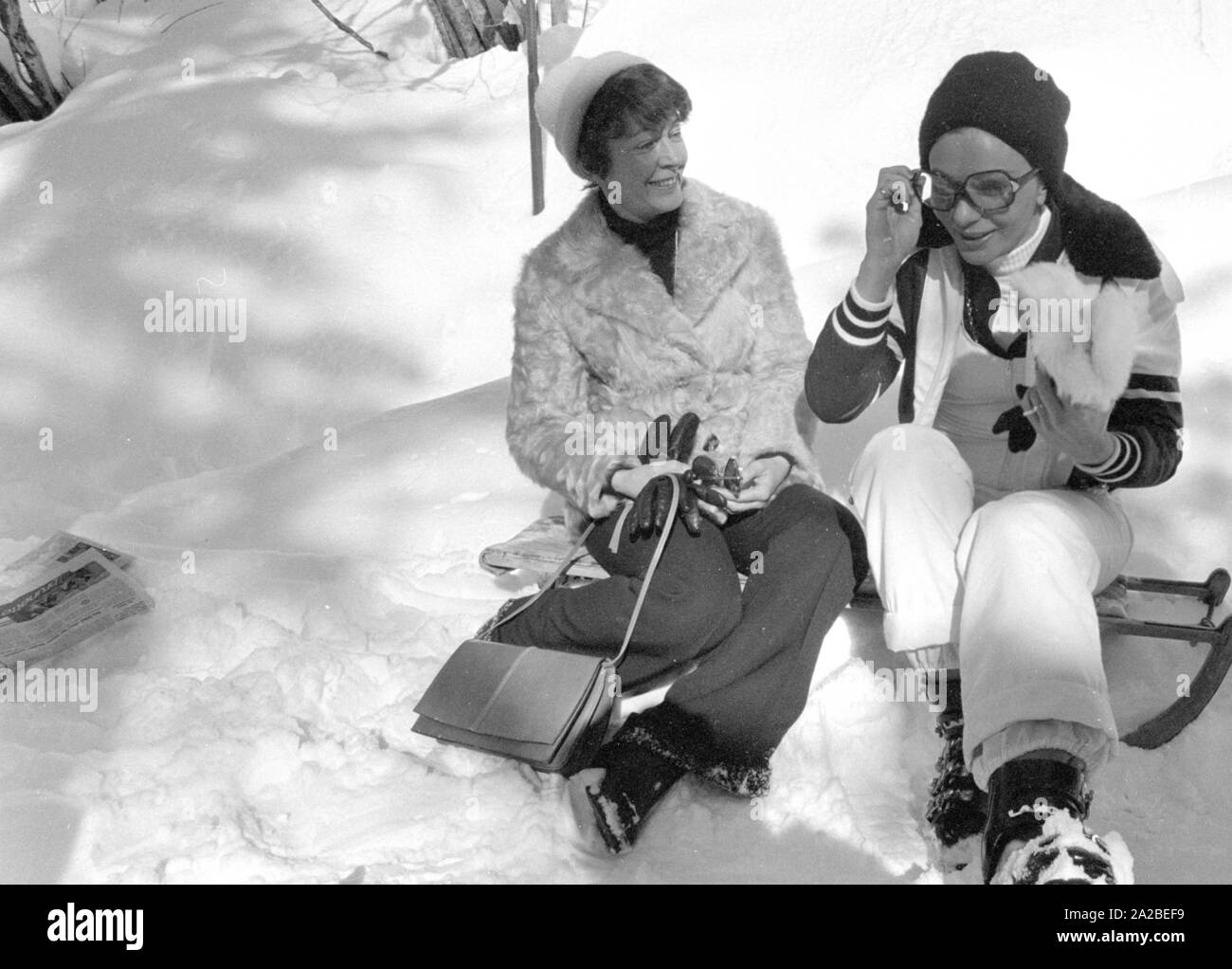 Farah Diba (r). Una vacanza di sci di San Moritz. Qui, in una conversazione con un giornalista (?). Foto Stock Farah Diba (r). Una vacanza di sci di San Moritz. Qui, in una conversazione con un giornalista (?). Foto Stock