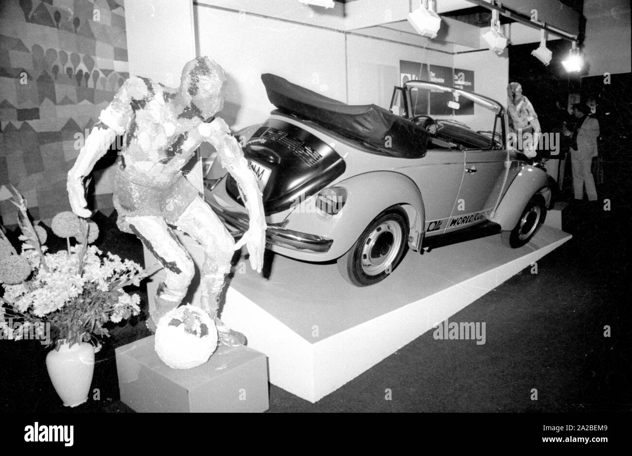 La VW Beetle edizione speciale 'World Cup del '74' in occasione della vittoria della Germania alla Coppa del Mondo di Calcio 1974. Qui la vettura è esposto presso l'Hilton Hotel di Monaco dove si svolge il banchetto per festeggiare la vittoria. Foto Stock