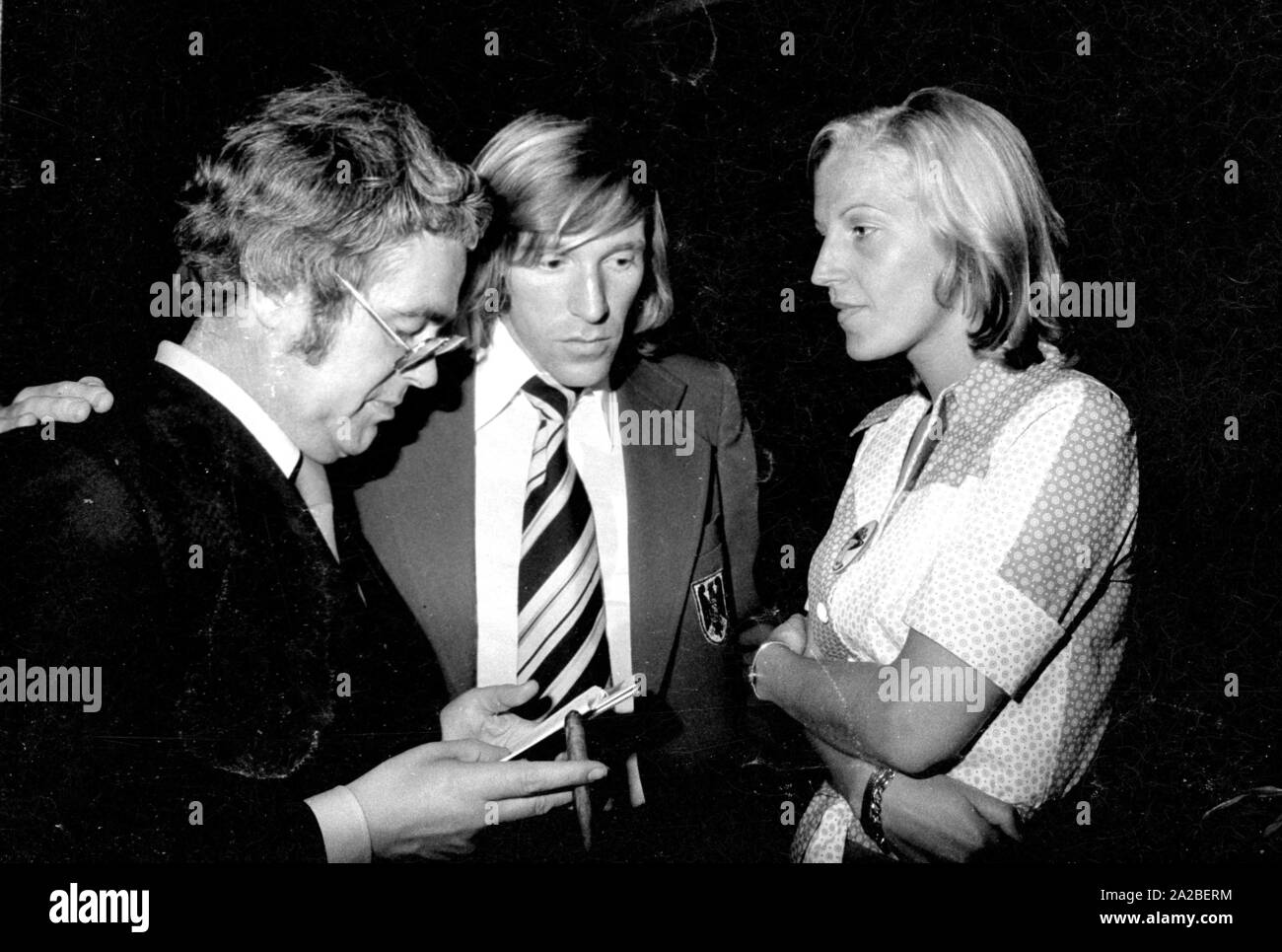 I calciatori Günther Netzer (centro) e Brigitte Beckenbauer (r) al banchetto del Presidente federale all'Hilton Hotel di Monaco di Baviera. Foto Stock I calciatori Günther Netzer (centro) e Brigitte Beckenbauer (r) al banchetto del Presidente federale all'Hilton Hotel di Monaco di Baviera. Foto Stock