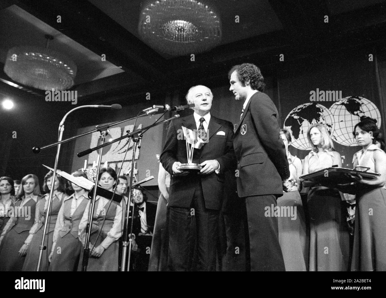 Il Presidente federale Walter Scheel (sinistra) e il calciatore Franz Beckenbauer (r). al banchetto dell'Hilton Hotel di Monaco di Baviera. Scheel presenta Beckenbauer l equità Cup a nome del team. Foto Stock Il Presidente federale Walter Scheel (sinistra) e il calciatore Franz Beckenbauer (r). al banchetto dell'Hilton Hotel di Monaco di Baviera. Scheel presenta Beckenbauer l equità Cup a nome del team. Foto Stock